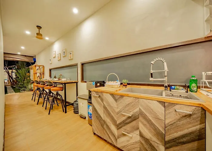 Domino - *new* Luxurious 2br W/ Pool @central