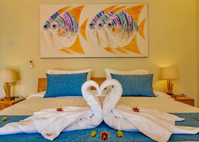 Domino - *new* Luxurious 2br W/ Pool @central