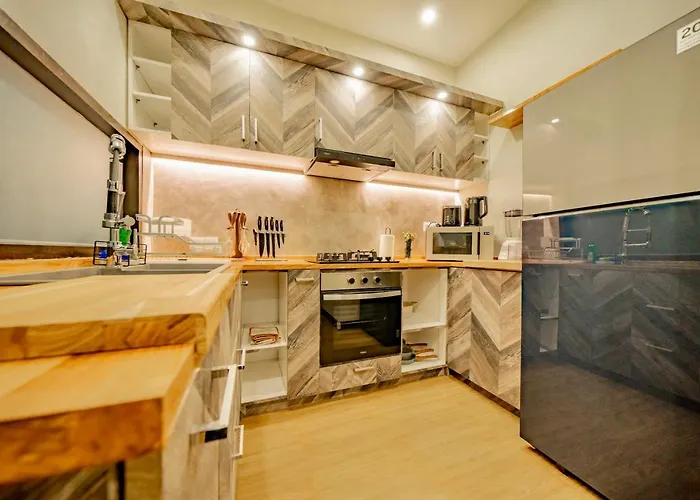 Domino - *new* Luxurious 2br W/ Pool @central
