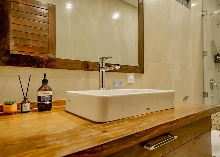 Domino - *new* Luxurious 2br W/ Pool @central