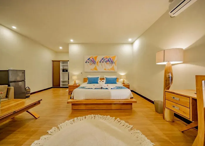 Domino - *new* Luxurious 2br W/ Pool @central