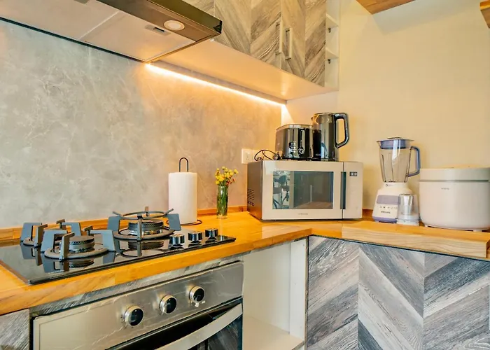Domino - *new* Luxurious 2br W/ Pool @central *