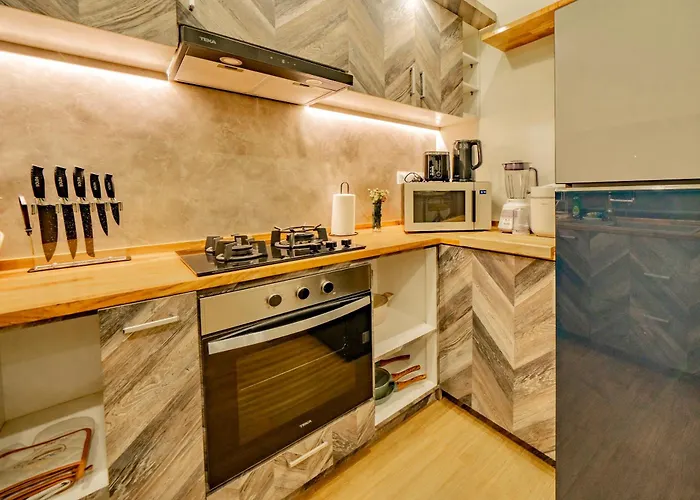 Domino - *new* Luxurious 2br W/ Pool @central